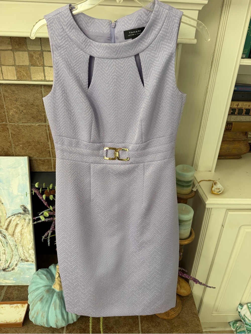 Tahari light purple sheath dress gold accents textured fabric sz 2
